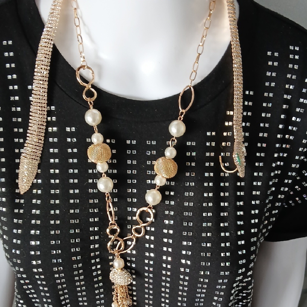 Elegant Gold and Pearl Necklace